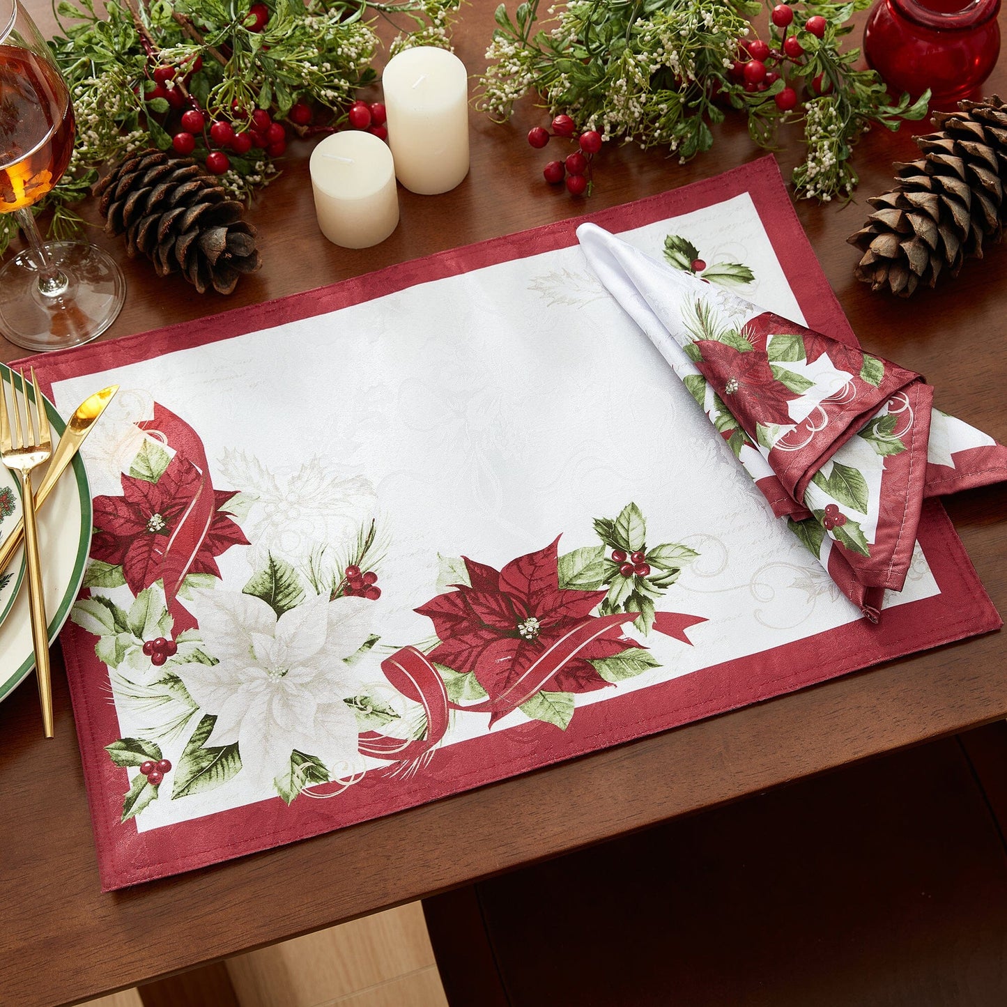 Clarette Poinsettia Holiday Fabric Napkins, Set of 4