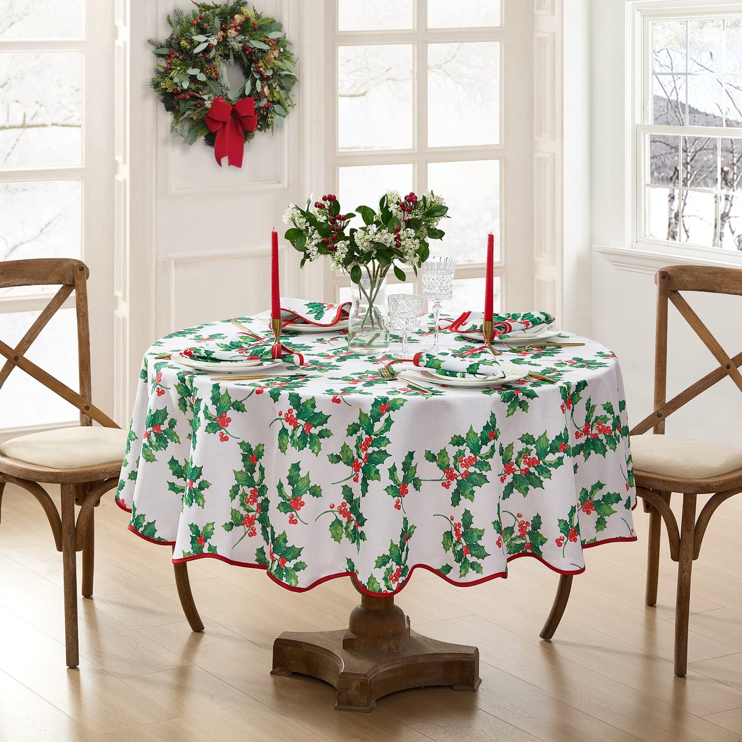 Vintage Holly Scallop Border Tablecloth