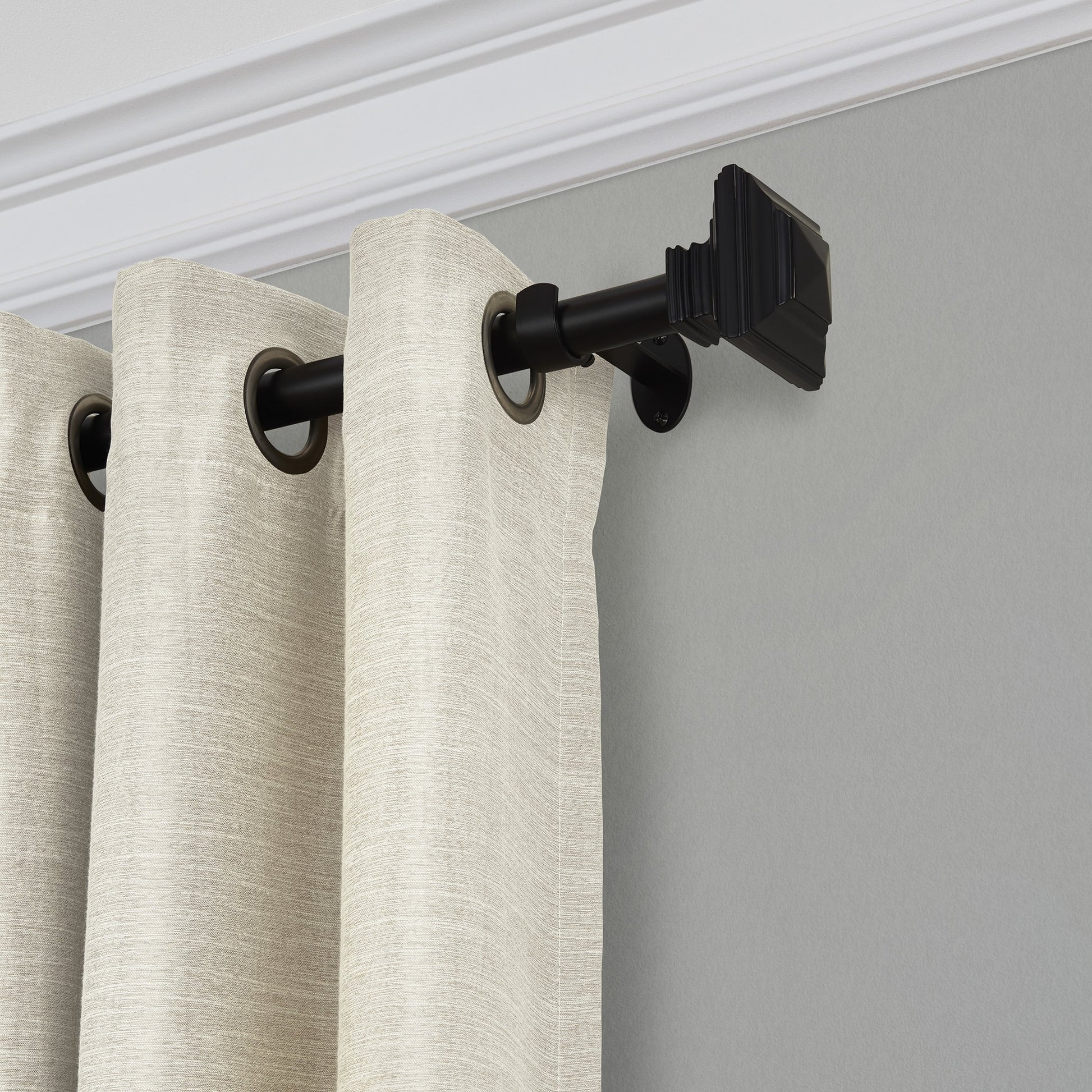 polyresin curtain rod with decorative finial