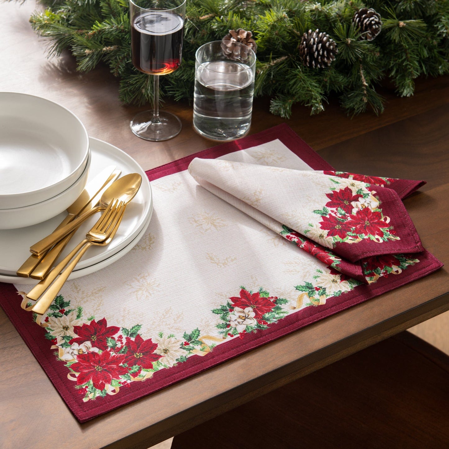 Poinsettia Garlands Engineered Napkins, Set of 4