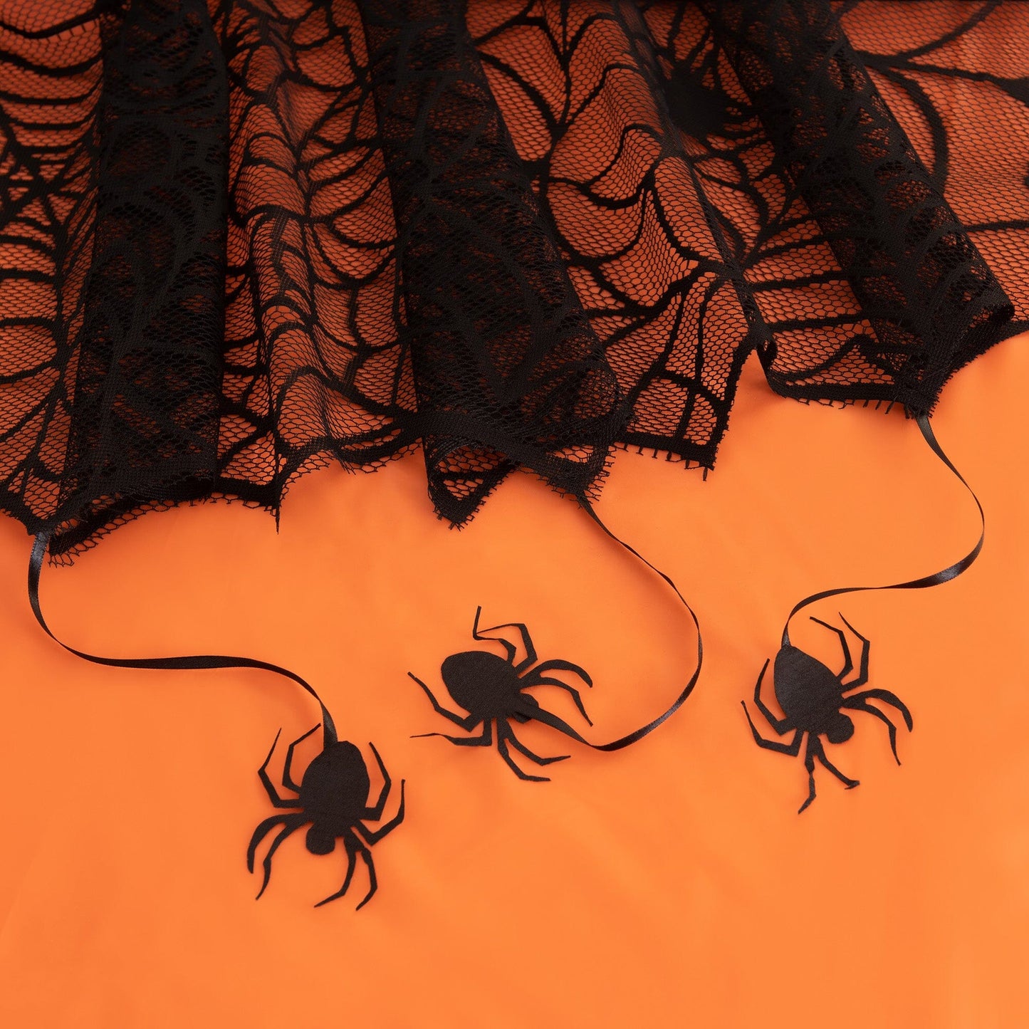 Mantel forrado de encaje de araña de Halloween gateando